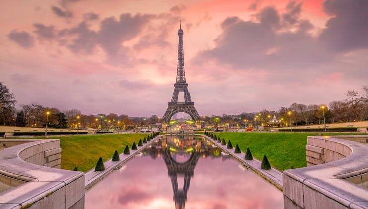 Tour Eiffel et son reflet dans les jardins du Trocadéro à Paris
